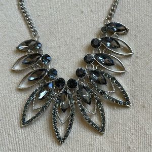 Vintage-look necklace. Black rhinestones. SS chain.